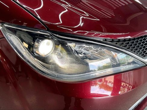 Used 2017 Chrysler Pacifica Limited FWD image 35