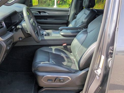 Used 2023 Jeep Wagoneer L Series II image 9