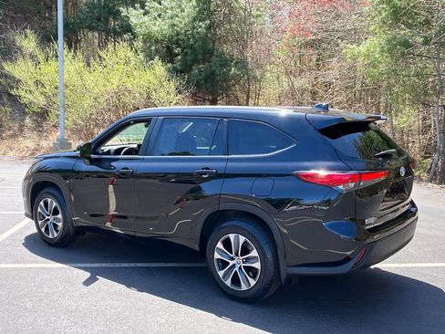 Used 2023 Toyota Highlander XLE AWD/4WD image 3
