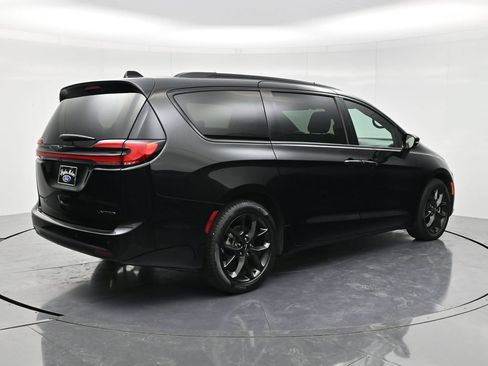 Used 2025 Chrysler Pacifica Limited FWD image 5
