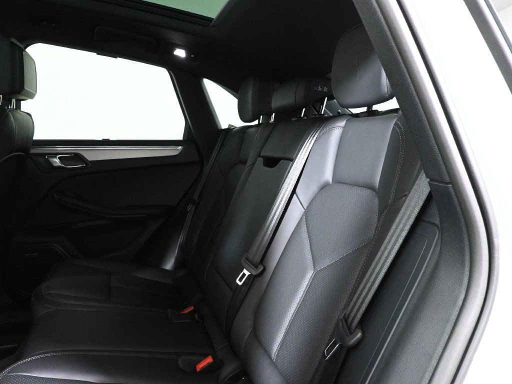 Used 2026 Porsche Macan AWD/4WD image 7