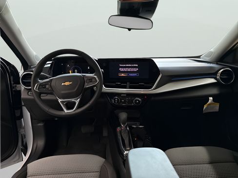 Used 2024 Chevrolet Trax LT w/ Sunroof Package FWD image 20