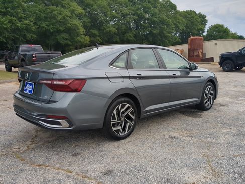 Used 2024 Volkswagen Jetta SEL FWD image 3