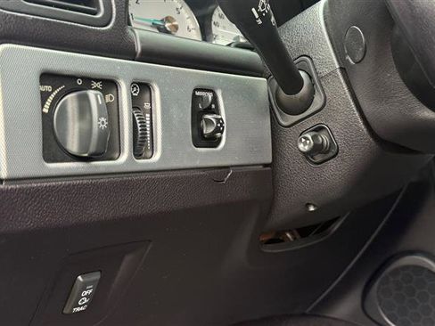 Used 2005 Ford Thunderbird image 13