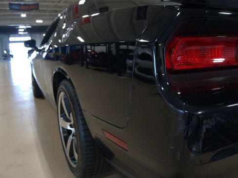 Used 2014 Dodge Challenger SRT8 w/ Harman/Kardon Audio Group image 19