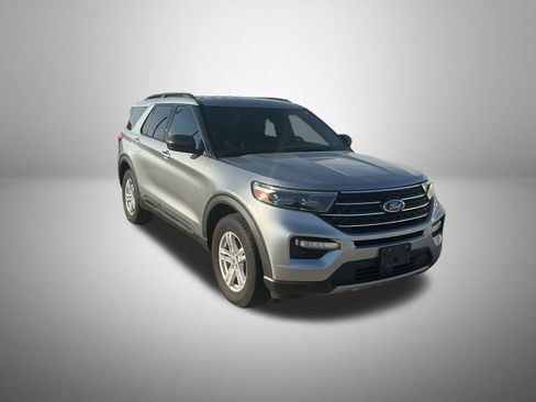 Used 2020 Ford Explorer XLT w/ Equipment Group 202A image 3