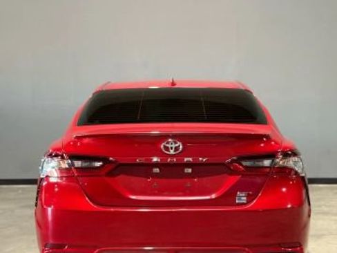 Used 2021 Toyota Camry SE image 3