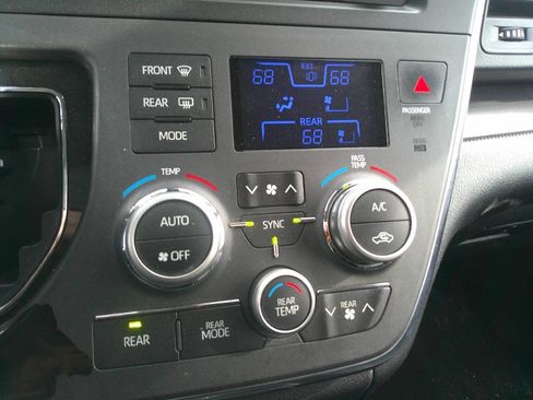 Used 2018 Toyota Sienna SE image 20