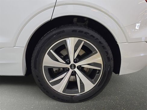 Used 2024 Audi Q8 e-tron Premium image 32