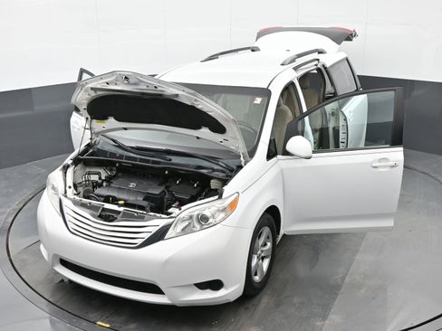 Used 2015 Toyota Sienna LE image 47