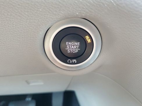 Used 2023 Chrysler Pacifica Touring-L image 27