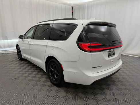 Used 2021 Chrysler Pacifica Limited w/ Uconnect Theater Family Group FWD image 7