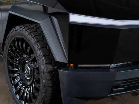 Used 2024 Tesla Cybertruck AWD Crew Cab image 7