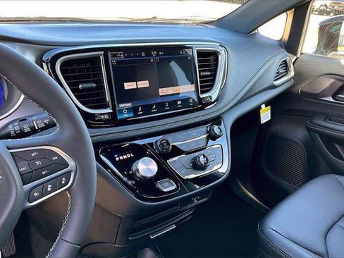 New 2026 Chrysler Pacifica Select image 7