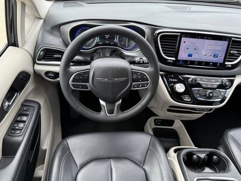 Used 2023 Chrysler Pacifica Touring-L FWD image 15