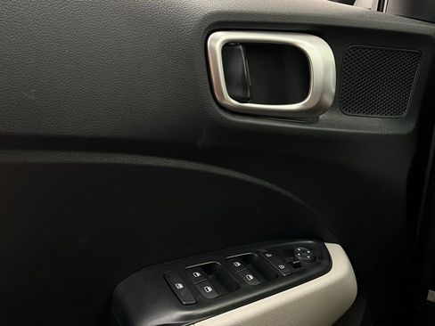 Used 2025 Hyundai Venue SEL image 21