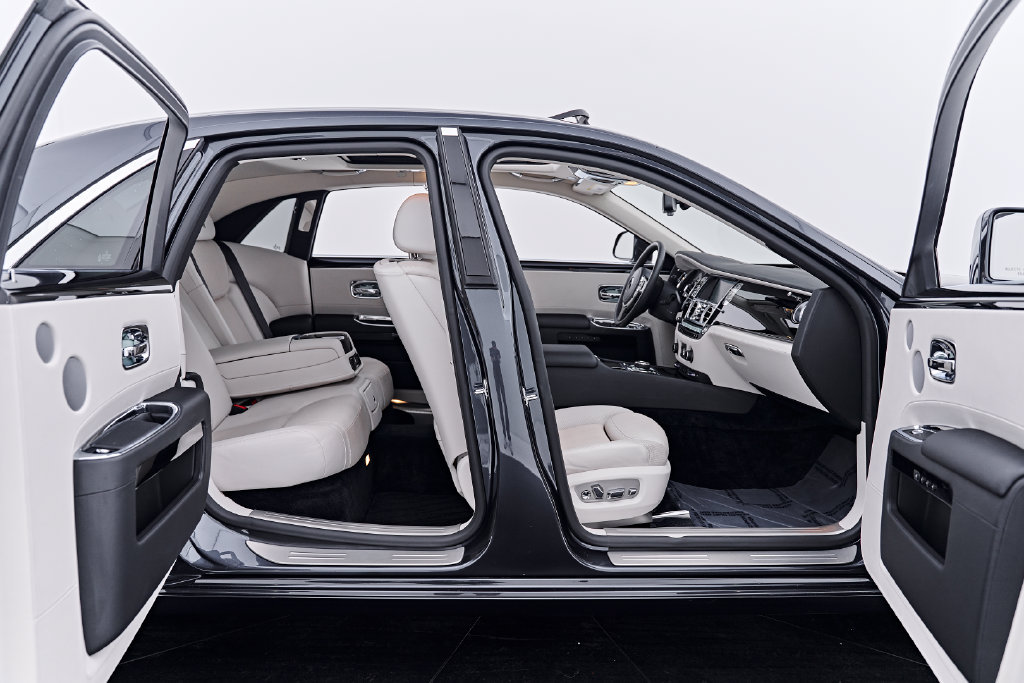 Used 2016 Rolls-Royce Ghost RWD image 30