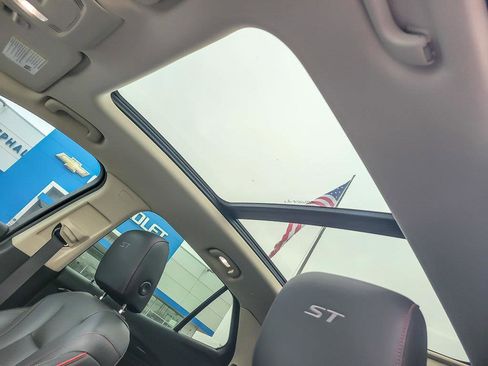 Certified 2022 Buick Envision Essence w/ Sport Touring Package image 11