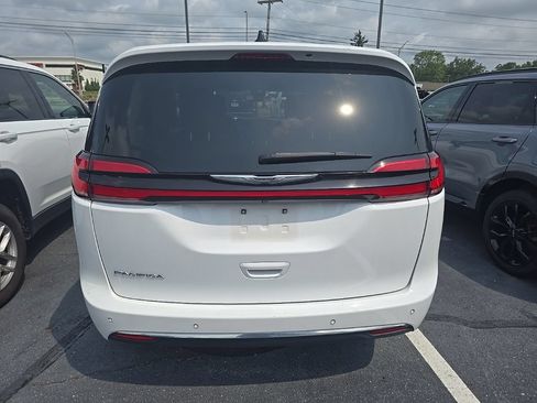 Used 2024 Chrysler Pacifica Touring-L FWD image 5