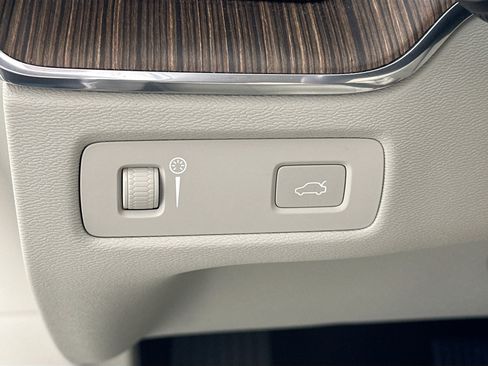 Used 2022 Volvo XC60 B5 Momentum w/ Protection Package Premier image 10