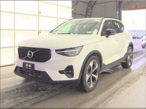Certified 2025 Volvo XC40 B5 Plus image 11