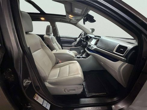 Used 2019 Toyota Highlander Limited Platinum image 33