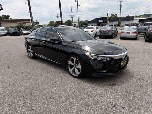 Used 2018 Honda Accord Touring image 4