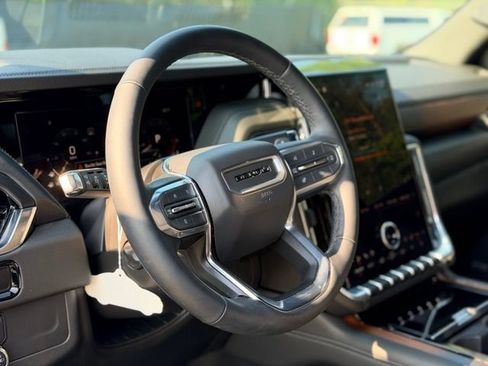 Used 2025 GMC Yukon Denali w/ Sun & Power Step Package AWD/4WD image 10