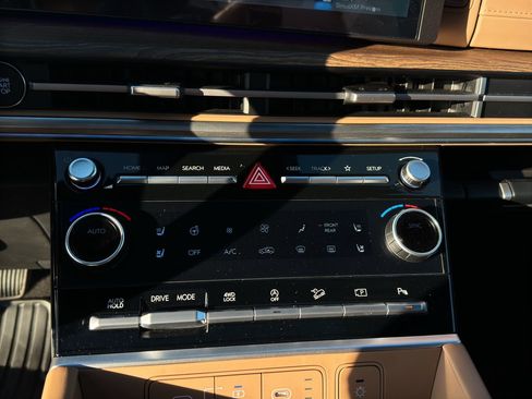 Certified 2025 Hyundai Santa Fe Limited image 22