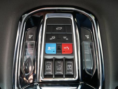 Used 2023 Jeep Grand Cherokee Overland w/ Luxury Tech Group IV AWD/4WD image 33