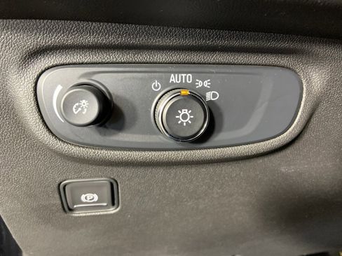 Used 2024 GMC Terrain SLE w/ Driver Convenience Package image 9