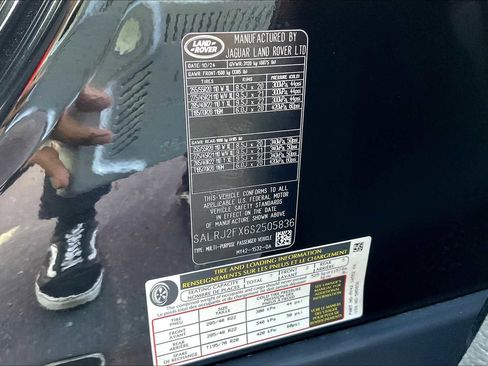 Used 2025 Land Rover Discovery S image 35