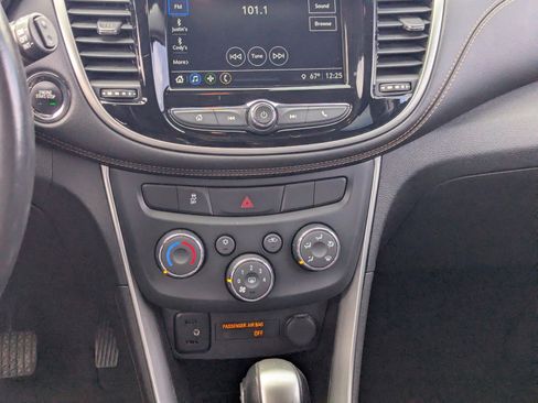 Used 2018 Chevrolet Trax LT w/ Sun & Sound Package image 21