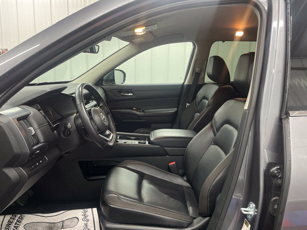 Used 2025 Nissan Pathfinder SL AWD/4WD image 18