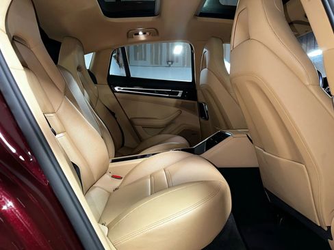 Used 2018 Porsche Panamera 4 image 32