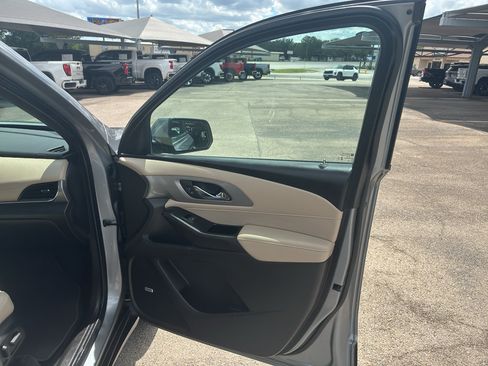 Used 2023 Chevrolet Traverse LT w/ LT Premium Package FWD image 16