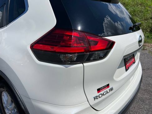 Used 2017 Nissan Rogue SV FWD image 13