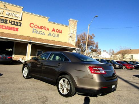 Used 2016 Ford Taurus SE image 2