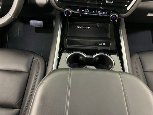 Used 2025 Chevrolet Suburban Z71 image 16