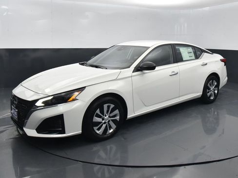 Certified 2025 Nissan Altima 2.5 S image 1