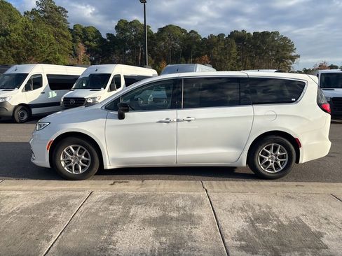 Used 2024 Chrysler Pacifica Touring-L FWD image 7