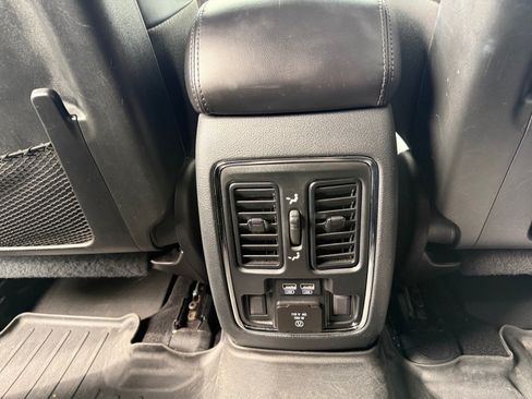Used 2019 Jeep Grand Cherokee Limited AWD/4WD image 30