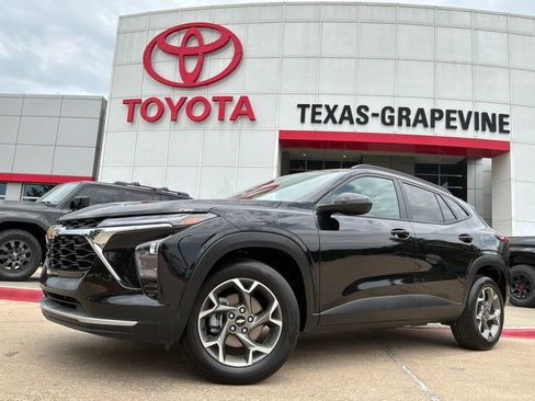 Used 2025 Chevrolet Trax LT FWD image 2