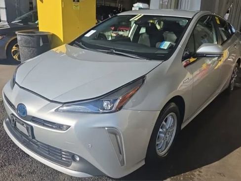Used 2020 Toyota Prius LE image 1