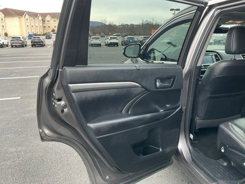 Used 2019 Toyota Highlander SE image 20
