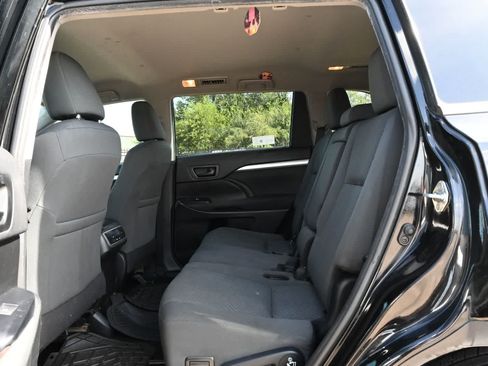 Used 2019 Toyota Highlander LE FWD image 17
