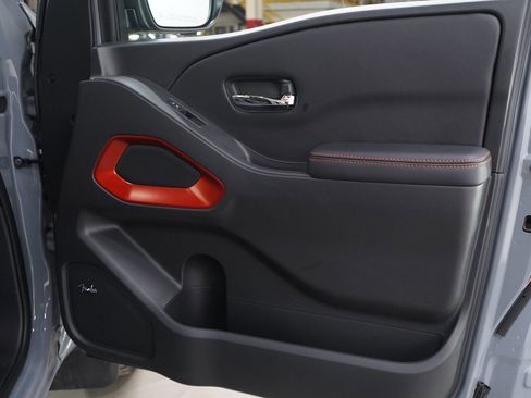 Used 2025 Nissan Frontier PRO-4X w/ Pro Premium Package image 9