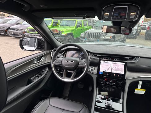 New 2025 Jeep Grand Cherokee Limited w/ Black Appearance Package AWD/4WD image 35