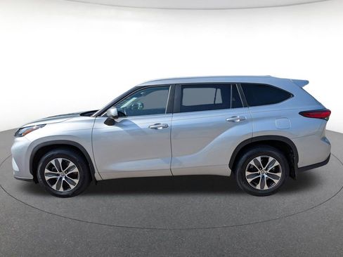 Used 2023 Toyota Highlander XLE AWD/4WD image 3