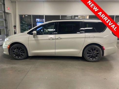 Used 2021 Chrysler Pacifica Touring-L w/ S Appearance Package image 4